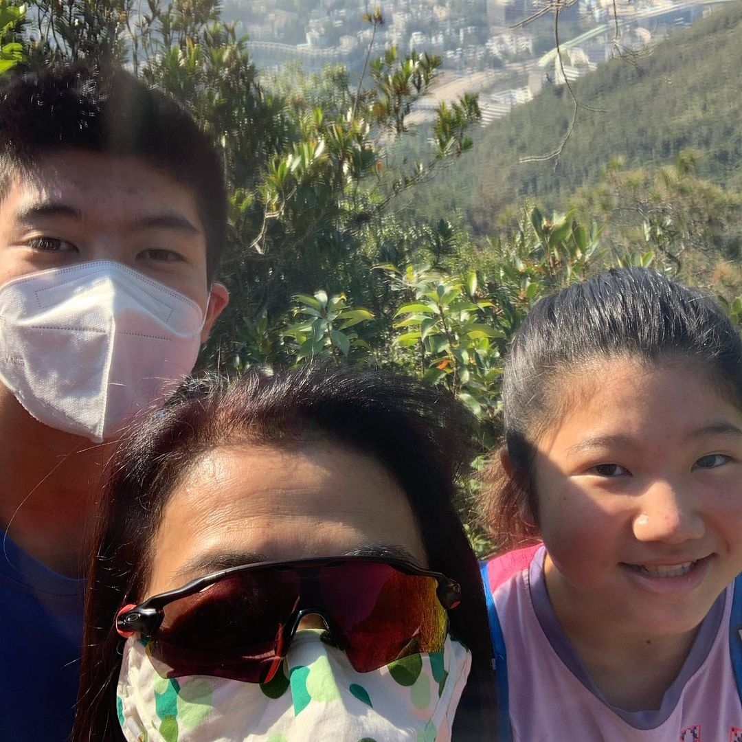 其兒子何存廣則為著名的眼科醫生,女兒何敏晴則從事建築行業,一家人都有相當不俗的發展,難怪 Helen 姐現在閒時能夠打打高爾夫球、騎馬,兼與孫兒一齊享清福!