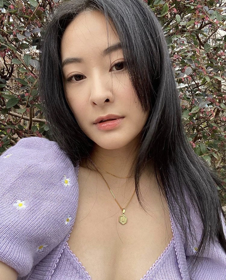 近年勤力接劇的陳瀅原來亦出身富貴,有指她的繼父在內地從事房地產生意
