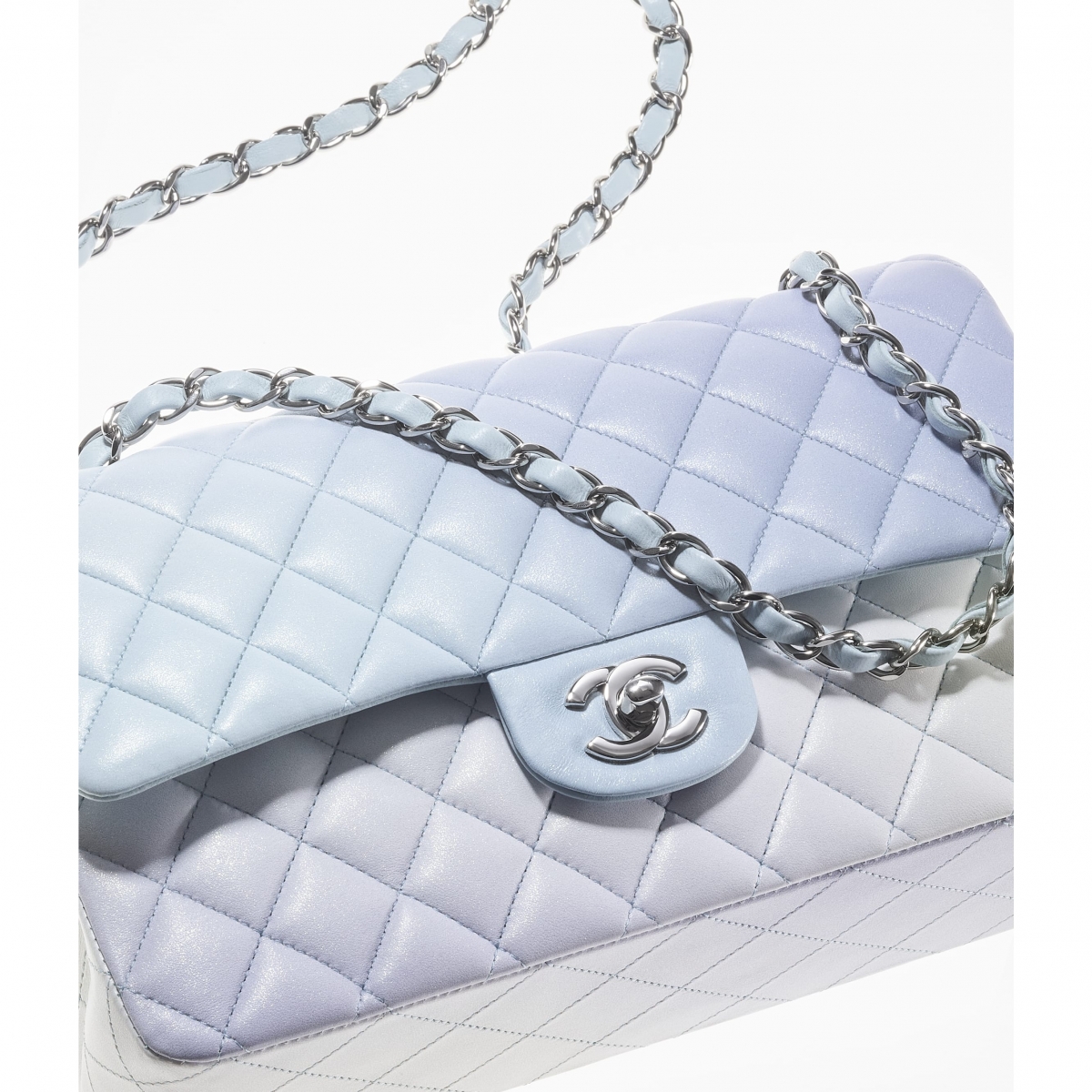 混合溫柔淡紫、冰藍色的水彩風暈染色調,低調又不張揚,但卻展現出一種高雅氣質,回頭率100%!