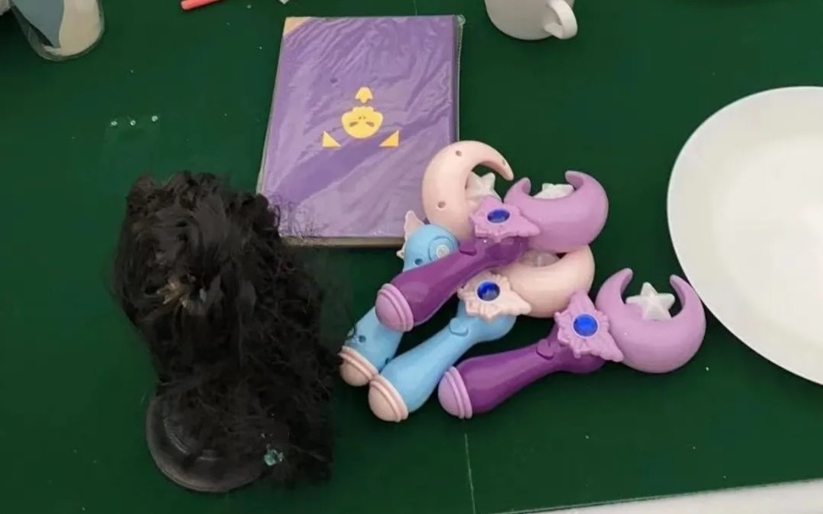 鄒雅琦卻不小心睡著了,海底撈店員亦超熱情的請鄒雅琦到店內睡覺