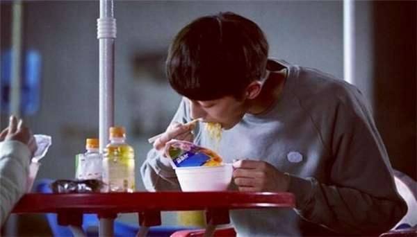 新奇的食法也被瘋傳過,就是杯面加布丁或雪糕