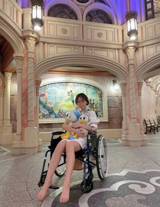 健全少女租輪椅遊迪士尼純怕攰