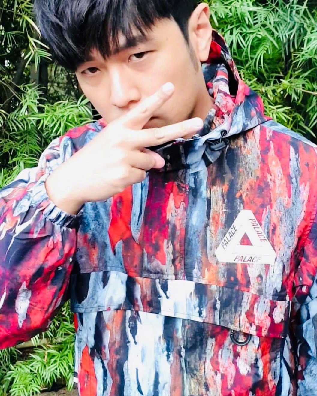 周杰倫首次直播跟粉絲互動，短短30分鐘的直播表演拿手魔術，一首歌都沒唱，已經收到粉絲送出合共2000萬人民幣（約2200萬港元）的禮物，吸金能力超強！