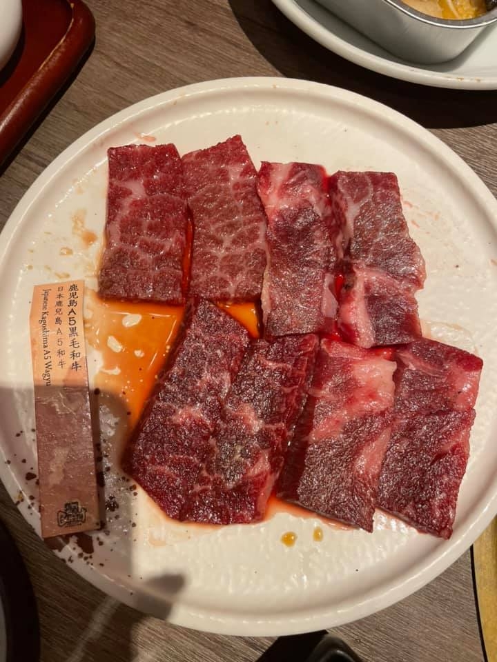 事主更圖文並茂地附上多張照片作「證據」,她先附上當晚自己第一輪牛肉的照片,並指進食時未有留意是否和牛,但後來才發現牛肉肉質很韌,絕對不是她所點的 A5 和牛質素。