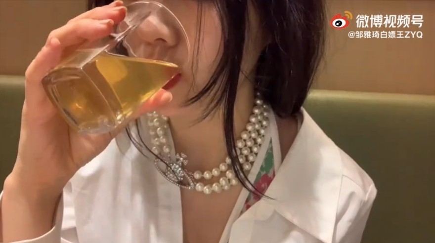 內地假名媛鄒雅琦先花費 18 元人民幣買下假鑽戒,同時又配戴假珍珠頸鏈、冒牌 Vivienne Westwood 頸鏈