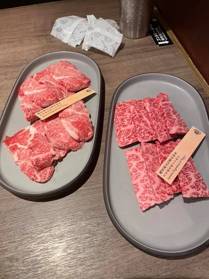 後來她指自己在向在場經理投訴後,對方才遞上兩碟「靚牛」,更附上第一碟牛肉與其的對比照。