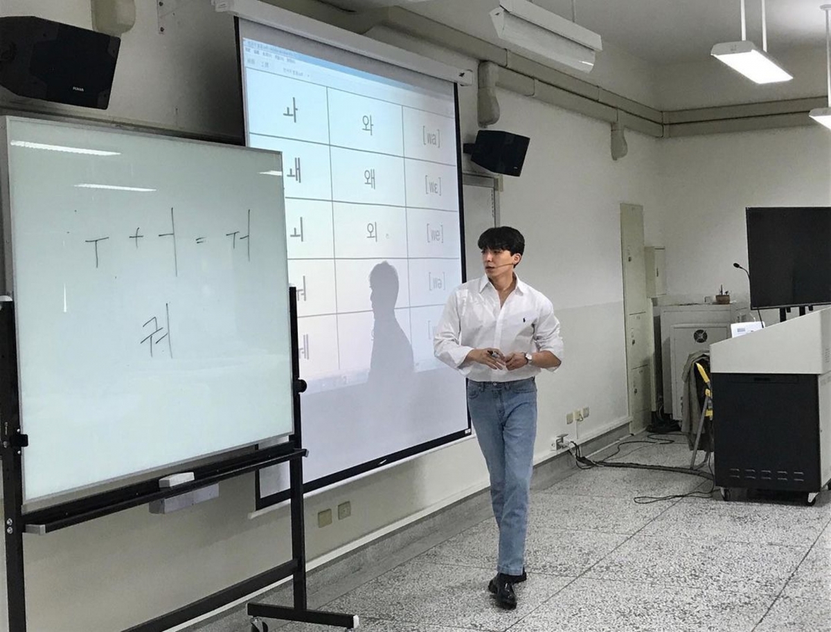 金炳秀戴著眼鏡、穿著恤衫西褲文質彬彬,身形健碩的他十分有模特兒的風範