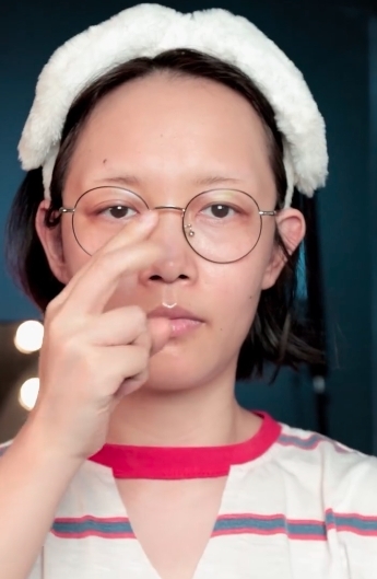 一個網名為「bobo最洋氣」的女生眼睛大大五官標緻，但她居然能改變性別，改變國籍化身為不同名