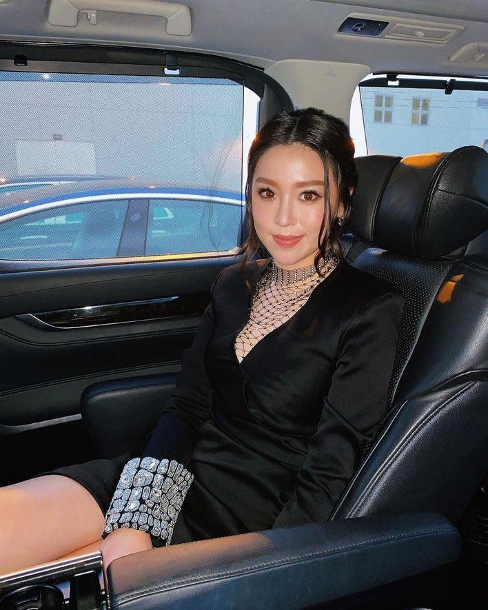 當晚江鈺琪身穿黑色高叉裙,展現白滑修長美腿,在玩遊戲時又相當投入