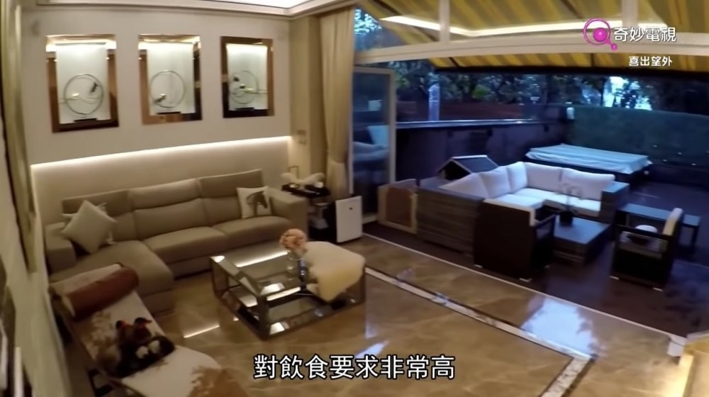 徐淑敏 Suki 與黃浩豪宅屋內主要以白色或銀白為主色,一樓偏廳裝修風格猶如讓你置身在高級的美容院