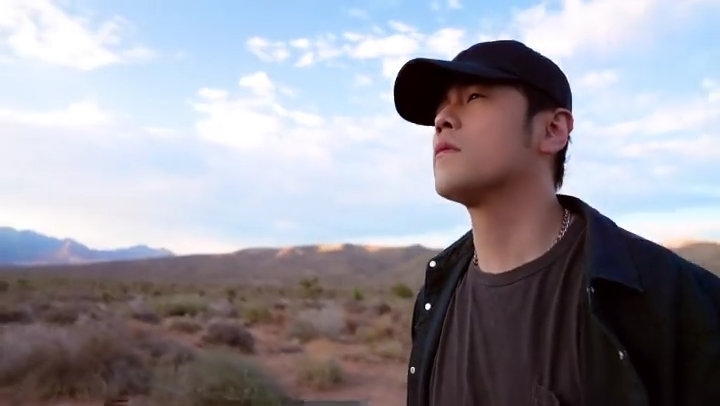 周杰倫的總收入以21.53億人民幣（26億港元）登上華裔明星收入排行榜榜首，平均每年共賺約6億港元！