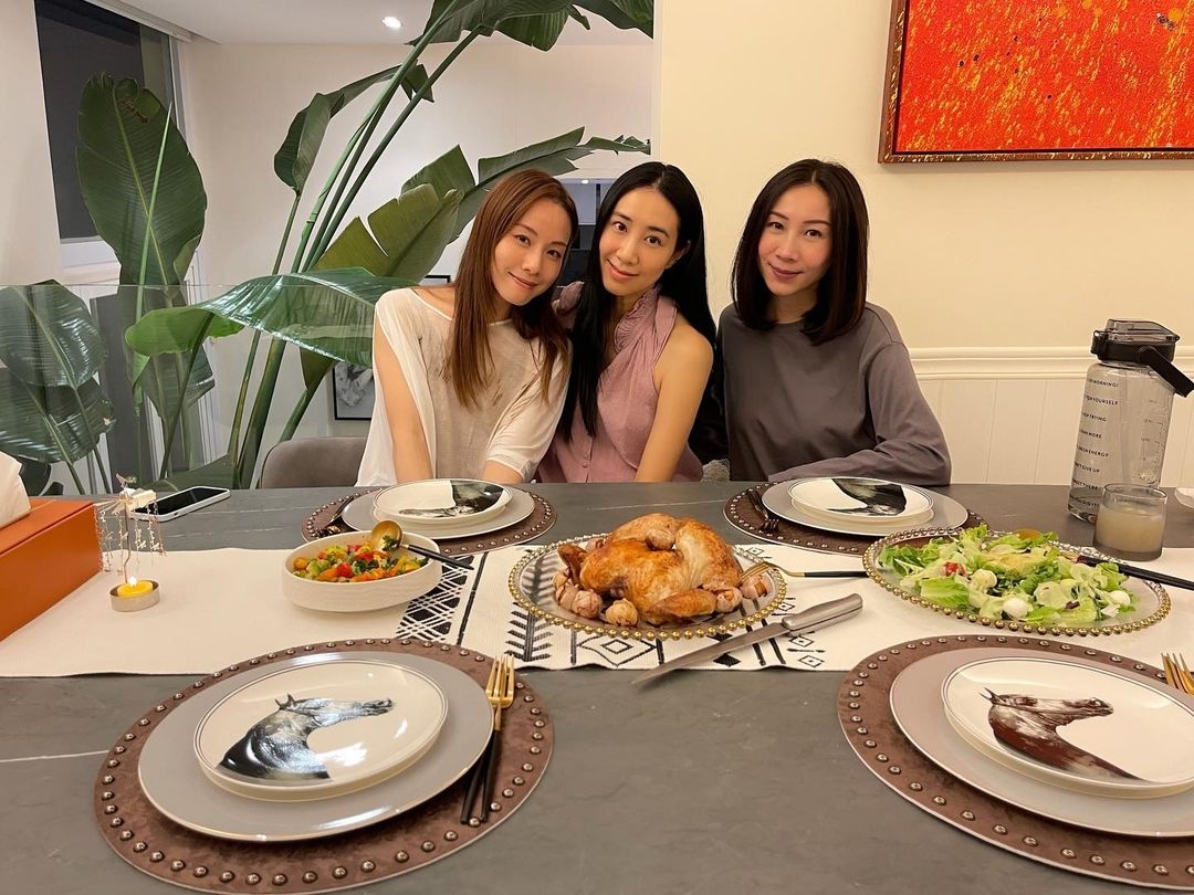 區文詩(Angela)邀請一班親朋好友鄧麗欣(Stephy)和吳雨霏(Kary)前來作客