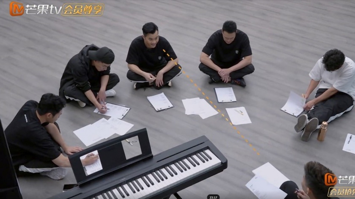 平均年齡50歲的香港「哥哥們」在節目中甚有默契,在討論表演時更不禁「一輪嘴」地講起廣東話