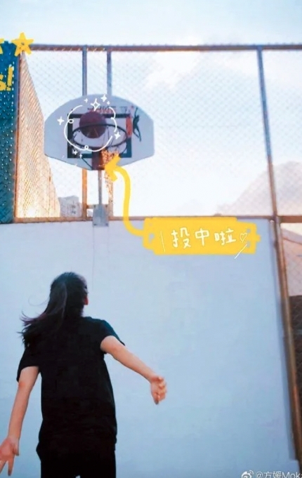 天台甚至更有一個私家籃球場、私人泳池、特大充氣彈床等，認真誇張！