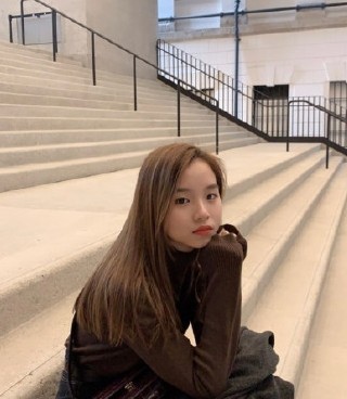 梁卓瀅(Cherena)IG亦已有粉絲後援會,素人出身畢業後曾就職PR公關一職。