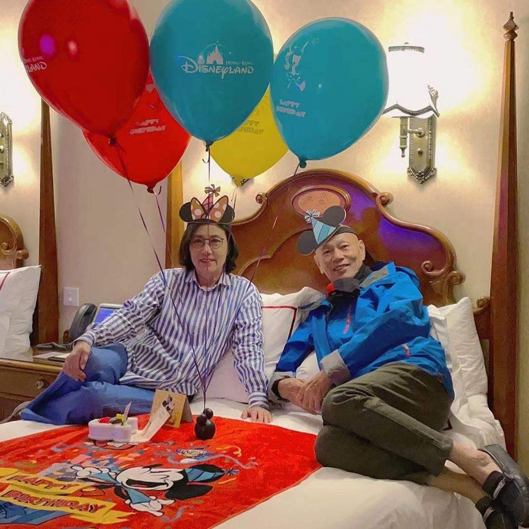 汪明荃阿姐(Liza姐)與羅家英近日去迪士尼Staycation,迎來汪阿姐的 74 歲生日