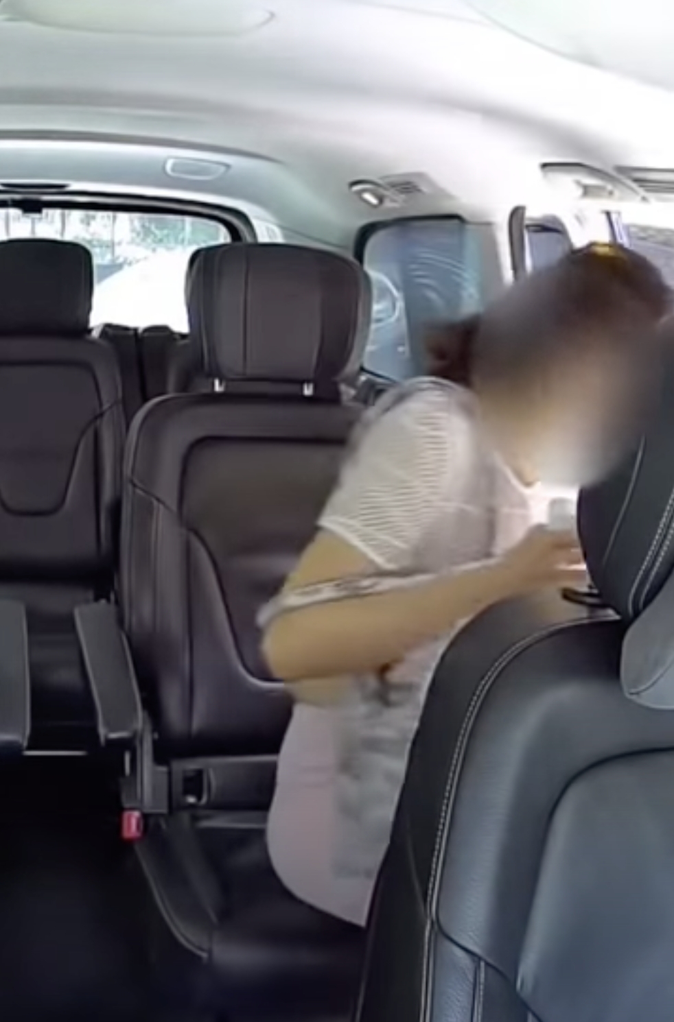 Uber司機堅決拒載,港女只好下車叫另一架車。