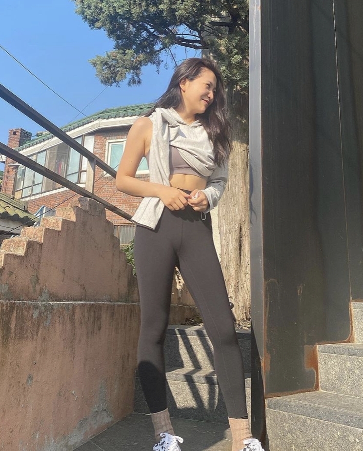 很多女生將瑜伽褲當成日常穿搭。