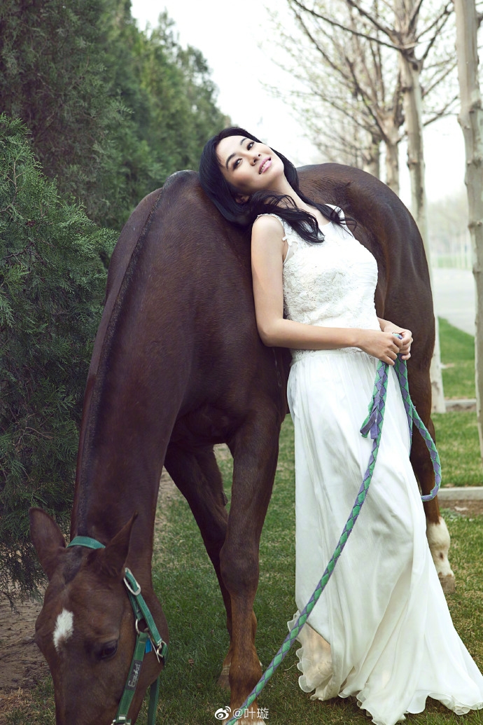 葉璇近日頻頻在微博上放閃,蜜運中的她貌似心情大好!雖然新男友的身份成疑