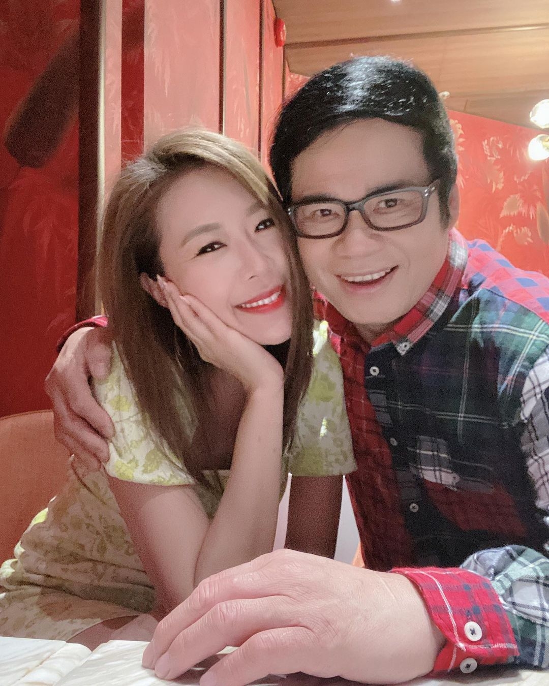 近日,今年踏入 60 歲的大王安德尊就與歡喜冤家宋芝齡傳出緋聞,兩人被拍到親密地蹺手、頭貼頭行街,傳出相差足足 17 年的驚人忘年戀情!