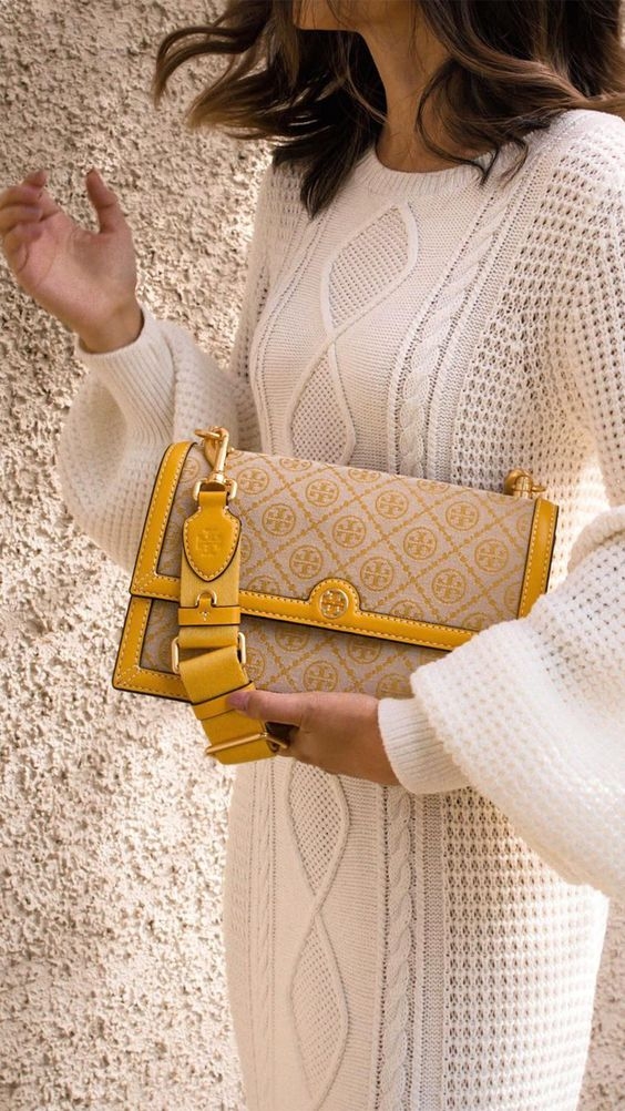 近年 Longchamp、Tory Bunch 等手袋的設計更漸趨多元化,更打造不少明星袋款,絕對是剛出社會工作的女孩、或是追求 CP 值高的小資女首選!