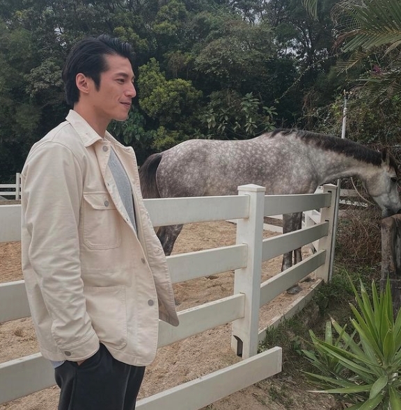 黃俊豪一亮相隨即被起底,有傳他15歲就到外國留學,畢業後就回流返港當模特兒