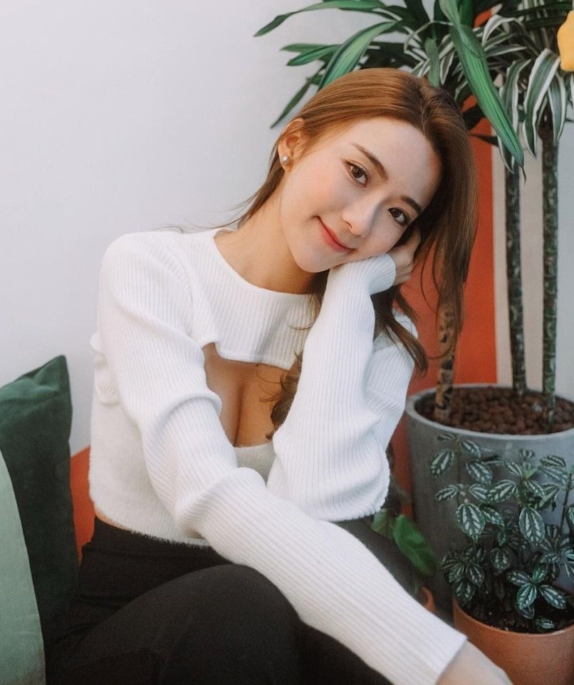 現年26歲的陳聖瑜(Yvette)畢業於香港理工大學設計系,於大學時期已經因為外貌酷似吳千語而為人認識!