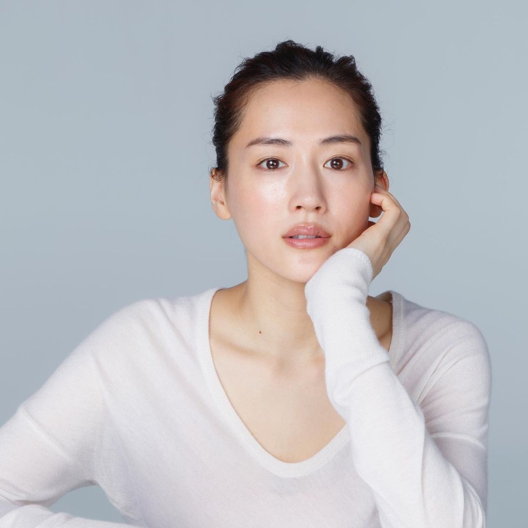 日本女神綾瀨遙自25歲開始就成為SK-II的代言人，一直使用SK-II的護膚品。