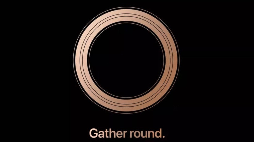 同年9月發佈的邀請函沒有 Apple Logo,黑色背景配上金色圓圈,並寫著「Gather round 」