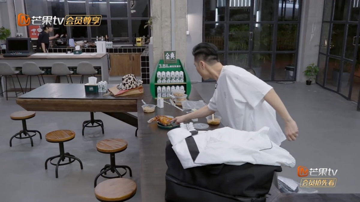 梁漢文的香港同伴謝天華和林曉峰此時步入大廳,猶如拯救了他一樣。