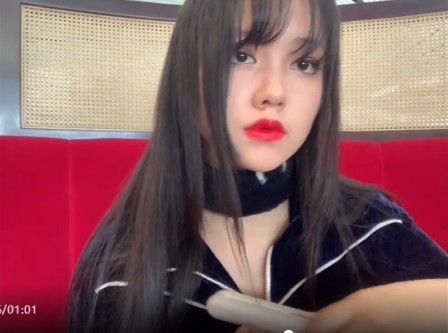 鄒雅琦在 21 天內都穿上一身貴婦級名牌,打扮的相當精緻,名貴飾品當然少不了