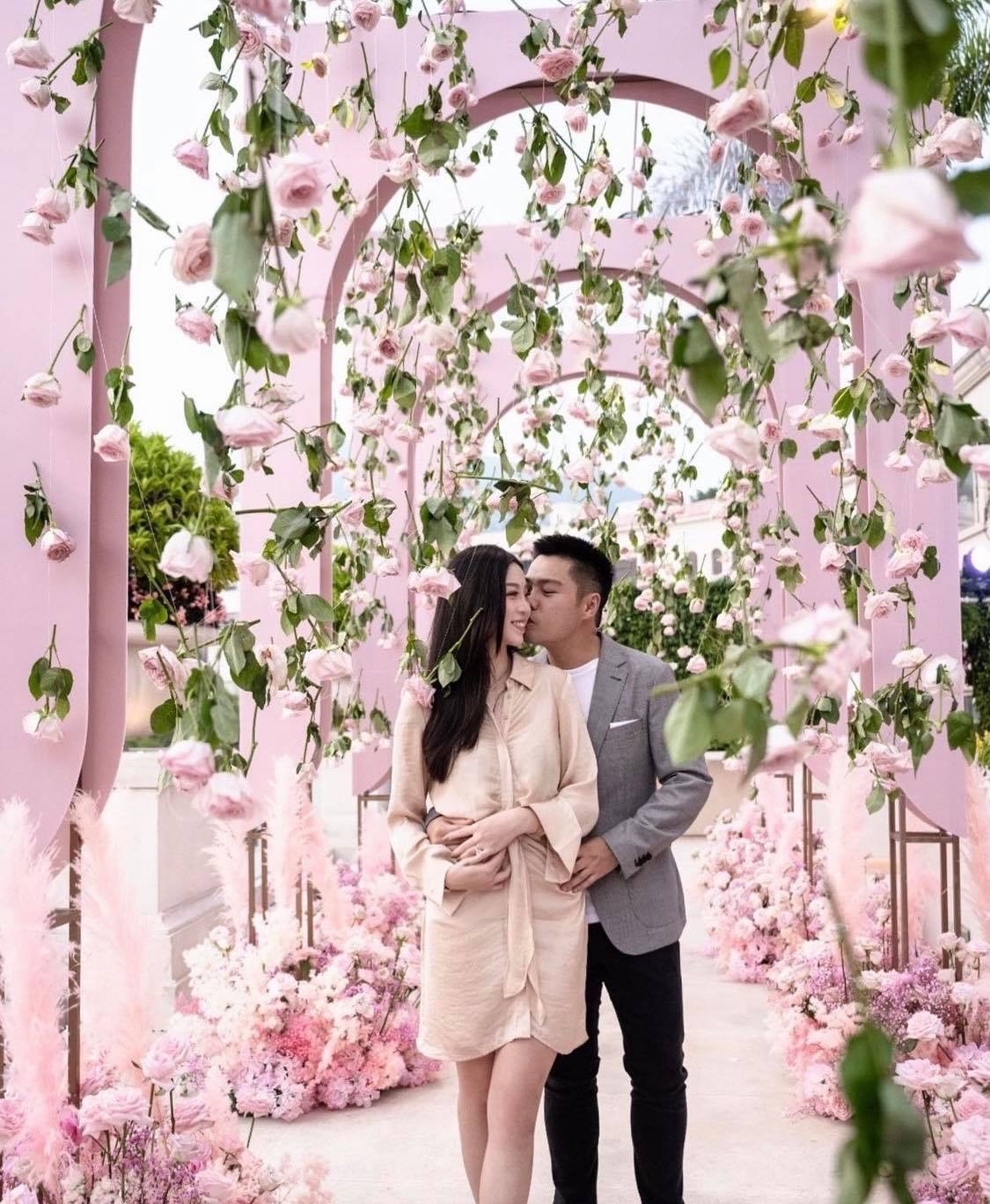 郭浩泉向江鈺琪下跪發表告白宣言後,男友送上戒指的一刻,煙火隨即發射