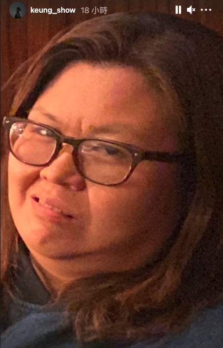 MIRROR的姜濤和Edan就雙雙作反!姜濤就上載出花姐的超大頭「黑圖」,圖中花姐奸笑面露兇狠而且雙下巴盡現