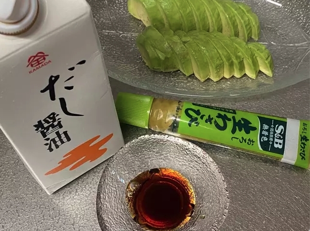 早前被瘋傳的就是「牛油果+壽司豉油」的新鮮配搭極像三文魚壽司