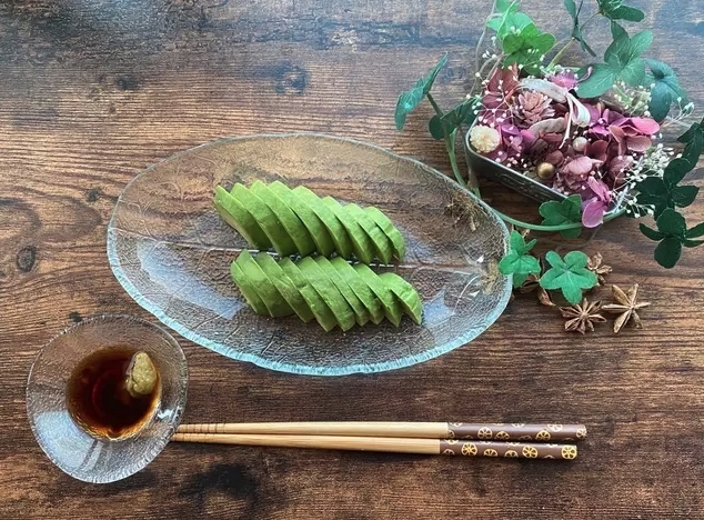 牛油果,以仿效魚生的軟嫩口感。先把牛油果切片,然後準備日本的壽司豉油