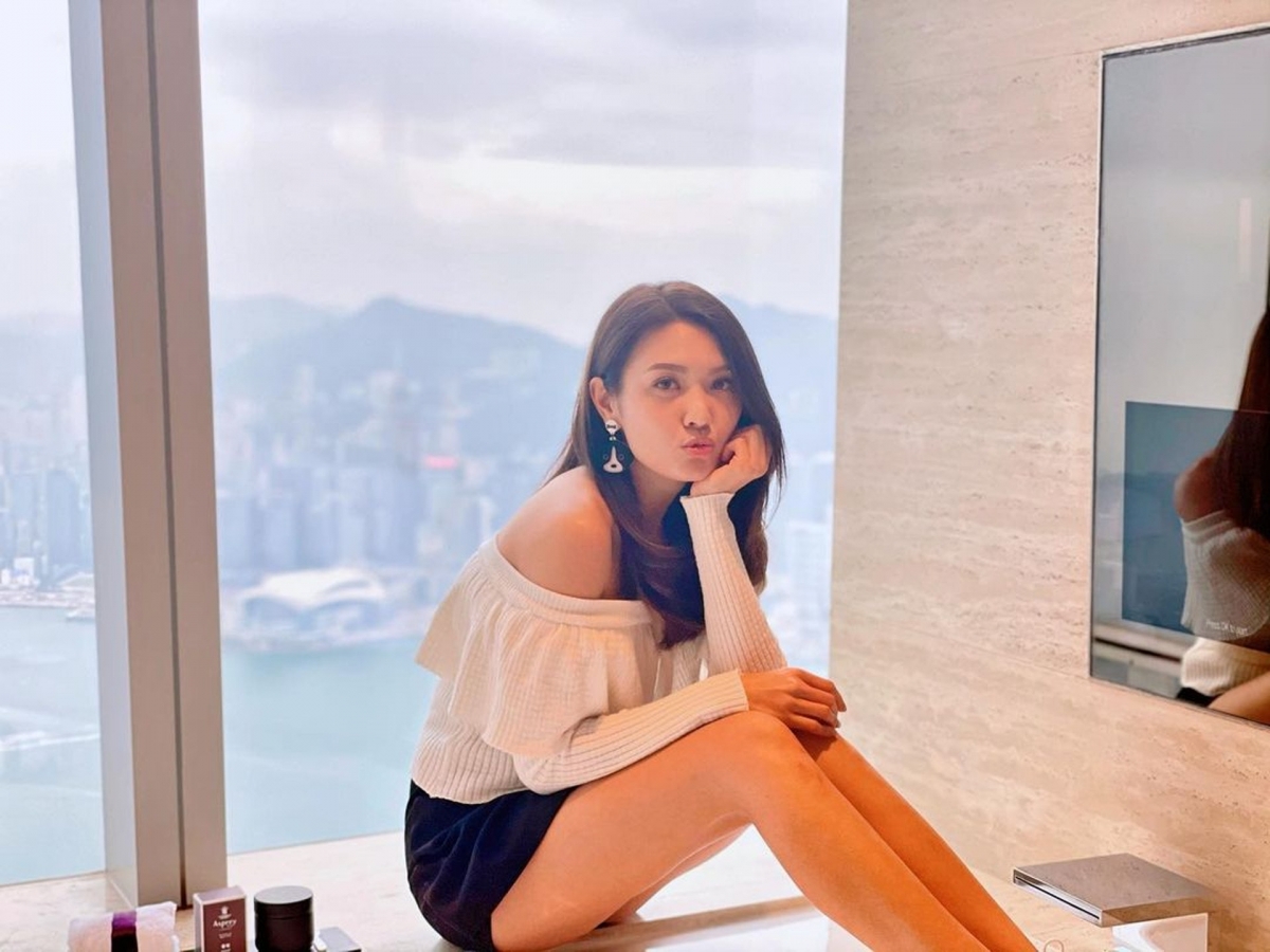 而 34 歲前港姐冠軍陳庭欣(Toby)就是其中一位!曾經居住於九龍灣啟晴邨的陳庭欣,現時與坐擁 10 億身家的彩豐行太子爺楊振源(Benny)穩定交往兩年多,