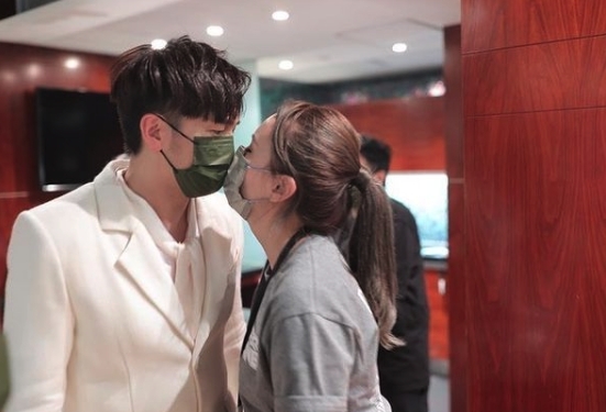 主唱 Tim(黃天翱)的老婆楊洛婷亦有到場支持,二人在後台如漆似膠
