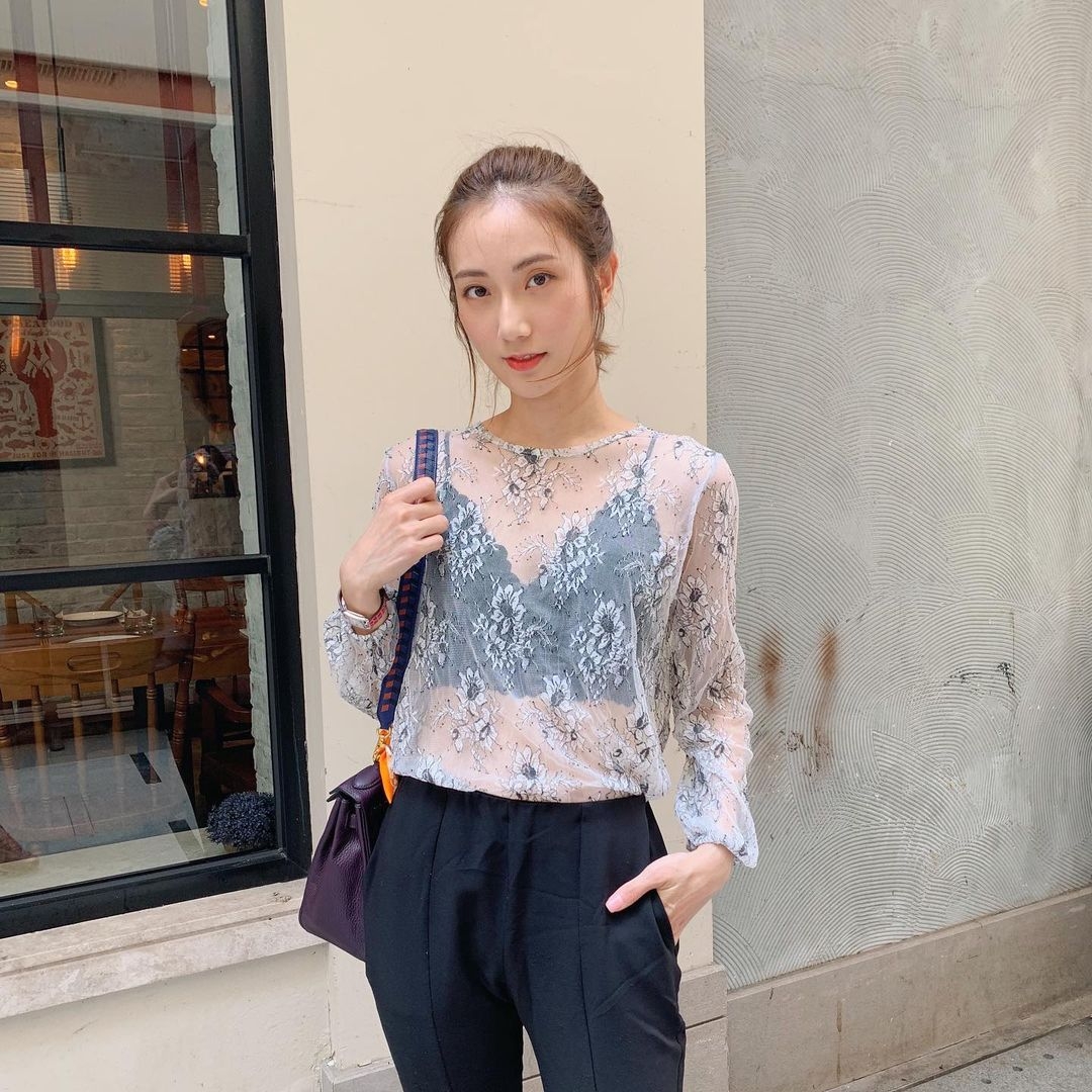 蔡嘉欣近年突然變富貴不是沒有原因的,向來理財有道的她,在入行前已是時裝店的老闆,更有份與姐姐一起開設霧眉美容店,加上有富貴金融才俊男友錫,難怪會成為圈中小富婆!