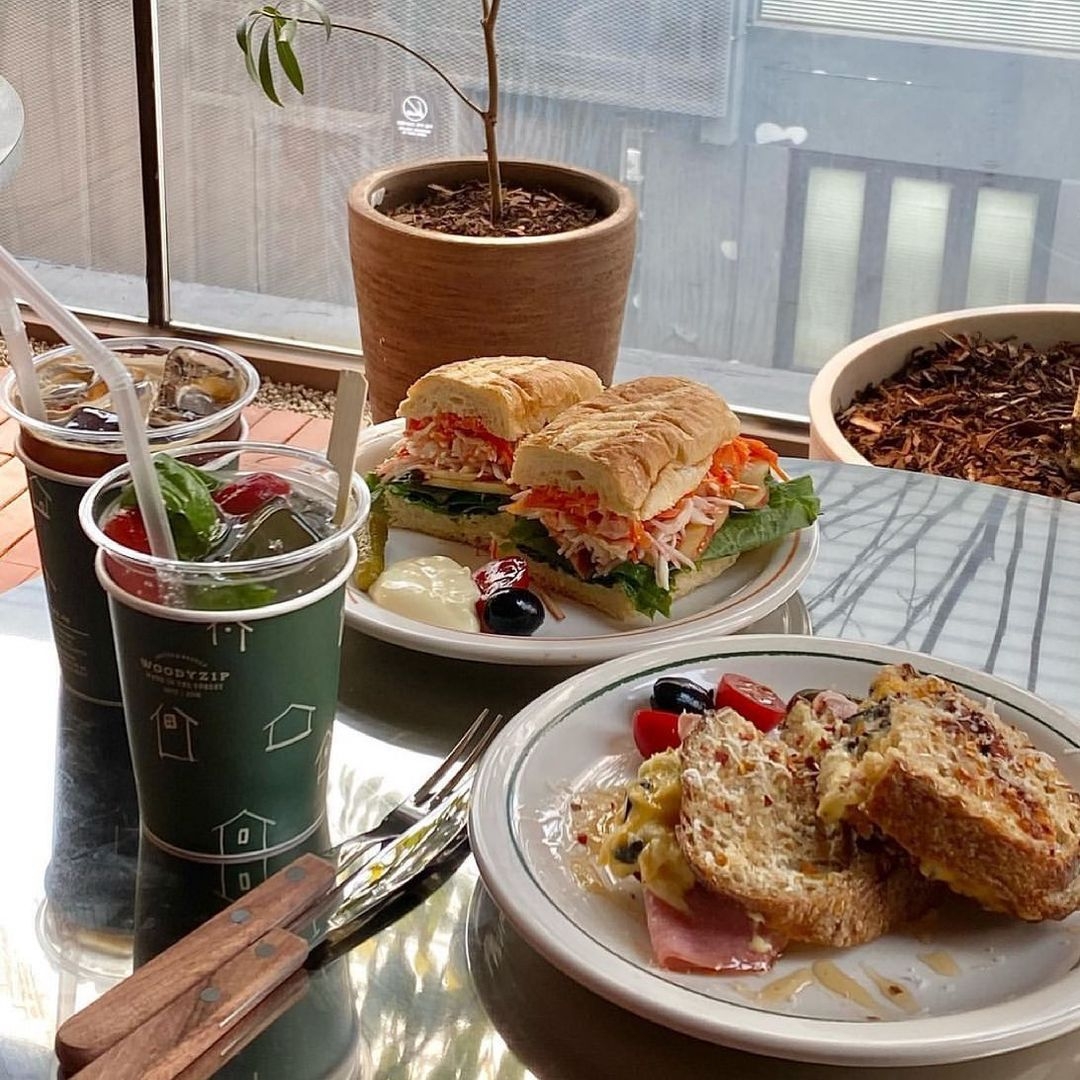 Woody Zip 的食物也是咖啡店的亮點之一,餡料超豐盛的熱壓吐司、髒髒的牛奶抹茶拿鐵、精緻唯美的花形銅鑼燒,擺碟貫徹 Woody Zip 的簡約復古風格,光用視覺享用就已經是場盛宴!