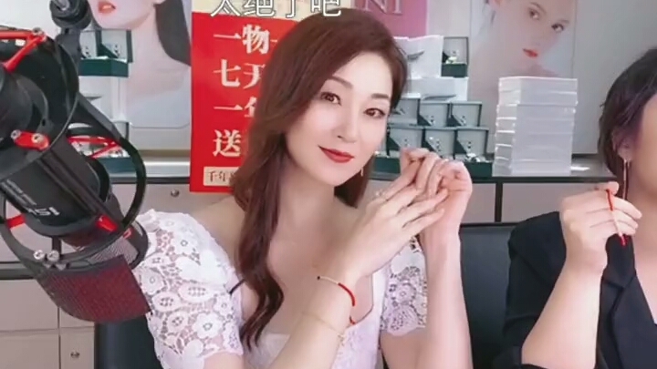 萬綺雯雖然在 TVB 演藝界浪費了8年時間,就有直播帶貨的賺錢機會