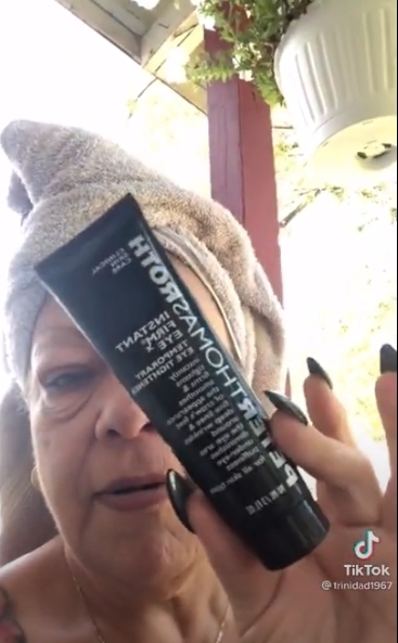 直到近日小編留意到一片在網上被瘋傳的影片,在影片中有一名飽受眼袋、眼紋問題困擾的 54 歲博主 @Trinidad1967 就即場試用了一款來自 Peter Thomas Roth 的眼霜!