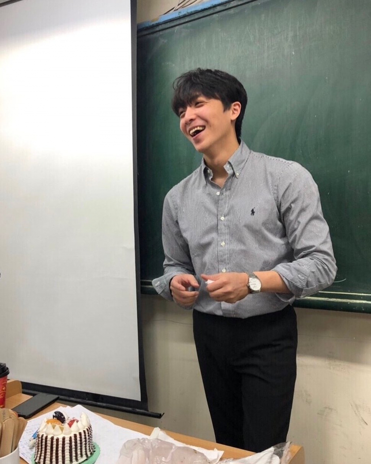 金炳秀教書認真不過上課的氣氛十分輕鬆,下課後還十分親切的和同學大合照