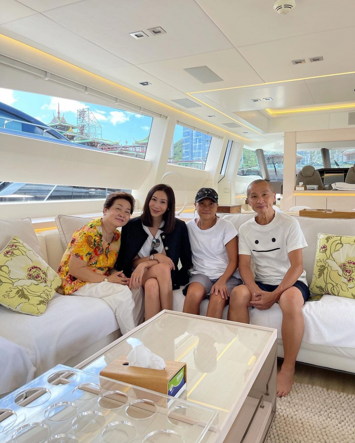 區文詩豪宅|大哂與友人登上超豪華遊艇遊玩,還自稱自己是 # BoatLovers~