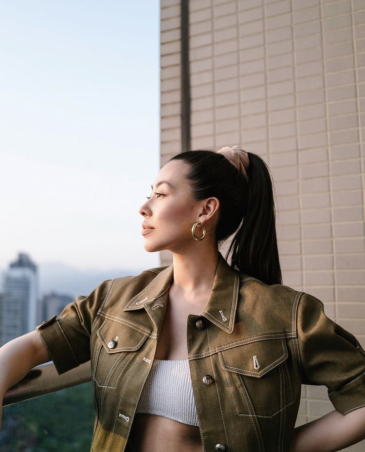 質疑蔡詩芸讓外傭坐車尾箱的做法違反道路交通條例,罔顧外傭安全~