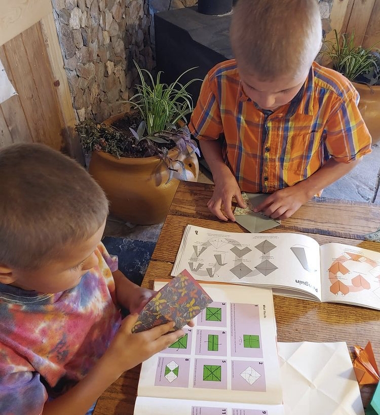 當子女再長大、要學習更深的知識時，Courtney就會安排他們上網課，好讓她可以專注教導年幼的子女～