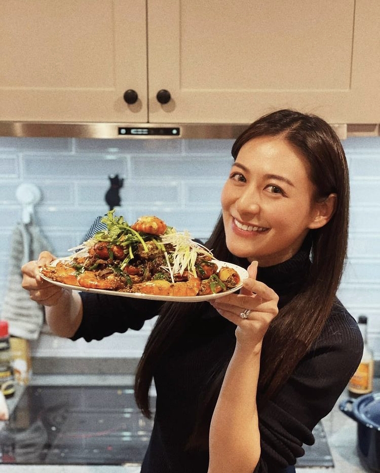 雖然現為幸福少奶奶的江若琳生活奢華,幸福美滿,但原來自出道以來,江若琳都歷盡風雨,走過人生低谷!