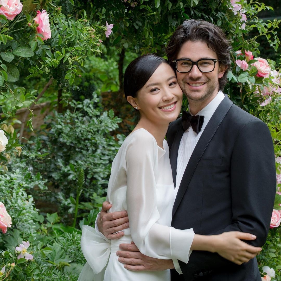 陳法拉在 2019 年跟法藉男友 Emmanuel Straschnov 在法國成婚,郎才女貌般登對獲網民祝福!