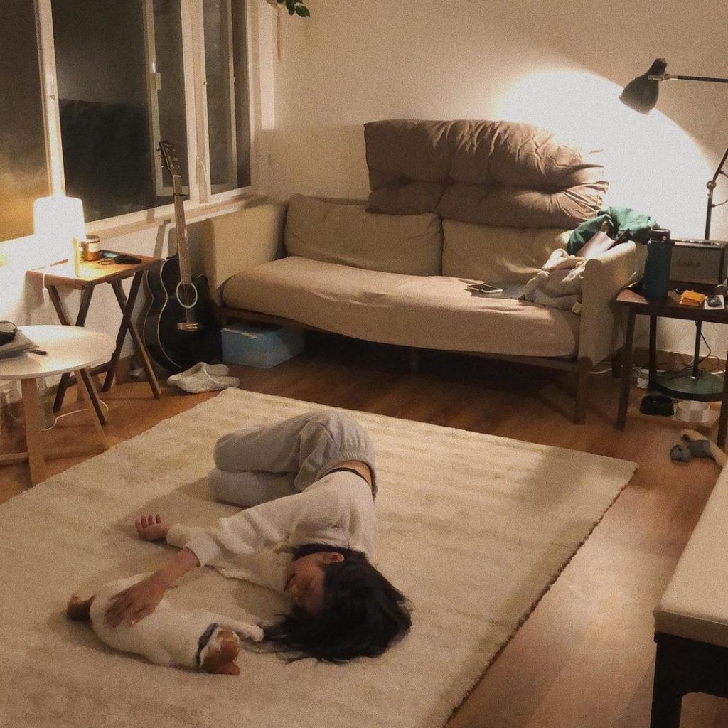 在今年5月 Jeannie 就在IG曬出一張躺地玩貓照片,不過眼利的網民很快就認出背景正是Locker 的家