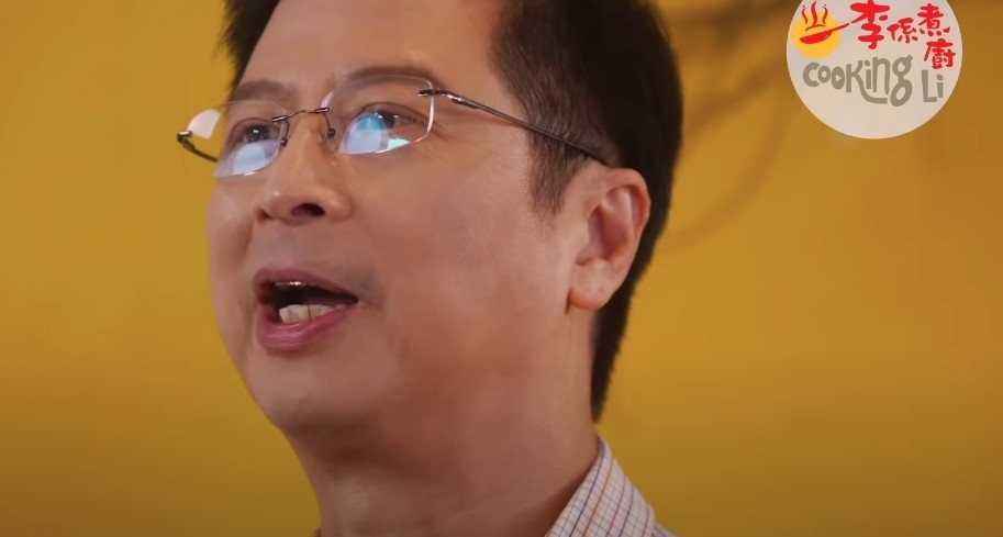 有指大王更曾經借意大爆李錦聯偷偷割雙眼皮:「你唔係吖嘛!一把年紀仲學人割雙眼皮,想扮林峯啊?」