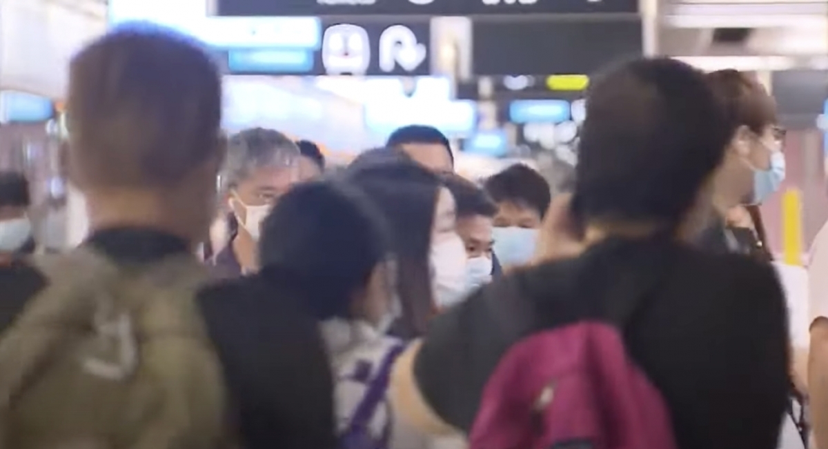 一名網民乘搭港鐵上班時被港媽要求讓座予她的兒子。
